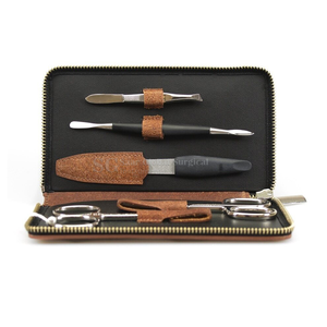 Kit de Manicura Metálico Premium 5 en 1 con Cortaúñas, Tijeras y Herramientas en Estuche de Cuero Portátil para Adultos - Product Image 2