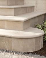Marches d'escalier en grès personnalisées, blocs de pierre naturelle, surface de marche extérieure en pierre beige polie