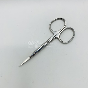 Tijeras de manicura rectas de acero inoxidable afiladas Premium para uso diestro - Product Image 1