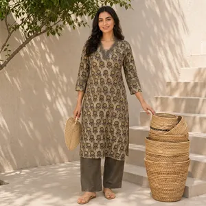 Kurti beige à imprimé floral pour femmes, col en V, manches trois quarts, coupe droite, tunique ethnique, décontractée, confortable, à porter au quotidien - Product Image 3