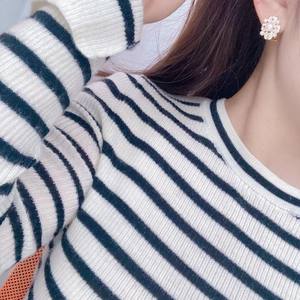 Boucles d'oreilles en perles d'eau douce de style rétro français Haoshi Camellia Micro-incrustées de perles Design de niche Pétales pour les trous d'oreille - Product Image 4