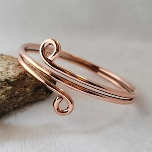 กำไลโลหะทำมือสุดหรู พร้อมลวดลายดอกไม้สลัก โทนสีโรสโกลด์ ดีไซน์สวยงาม - Product Image 6