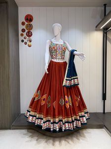 Exclusivo Conjunto Étnico de Algodón Romano Chaniya Choli con Dupatta de Borde de Gamthi Pesado para Navratri, Bodas y Festividades - Product Image 3