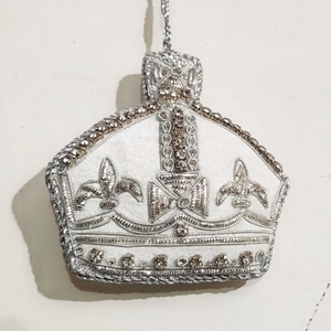 Charme de Noël en mouton laineux fabriqué à la main avec signe du Pays de Galles broderie de visage détaillée bordure dorée élégante parfaite pour les vacances - Product Image 5