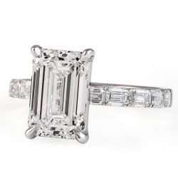 Bague à bande ornée de diamants taille émeraude de 2,80 carats - Product Image 2