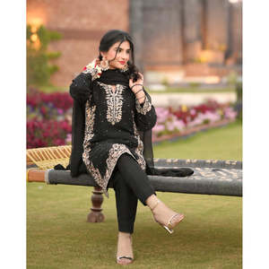 Ensemble haut-bas et dupatta pour femmes de marque, avec broderie et travail de perles rivetées - Product Image 1