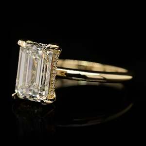 Bagues en or 14K avec diamant de laboratoire VVS taille émeraude, certifiées IGI, à halo caché et griffes de talon, vente en gros directe usine de bijoux - Product Image 3