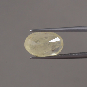 พลอยแซฟไฟร์สีเหลืองทรงรีขนาด 13x8.5 มม. น้ำหนัก 6.67 กะรัต ได้รับการรับรองจาก IGI แท้ 100% ผ่านการเคลือบแว็กซ์/น้ำมัน ช่วยเปลี่ยนสีได้ - Product Image 3