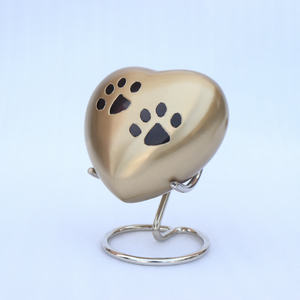 Urna de Cremación de Latón Metálico Hecha a Mano de Alta Calidad con Diseño de Huella Grabada para Cenizas de Mascotas, Electrochapada - Product Image 4