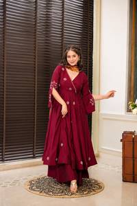 ชุดเดรส Anarkali ดีไซน์เนอร์ระดับพรีเมียมสำหรับผู้หญิง พร้อมกางเกง Palazzo และผ้าคลุมไหล่ ประดับด้วยงานปัก เหมาะสำหรับงานปาร์ตี้และงานแต่งงาน  สำหรับส่งออกจำนวนมากจากอินเดีย - Product Image 3