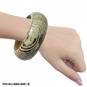 Bracelet manchette en bois antique fait main, style vintage, effet vieilli, avec détails de grain rustique - Product Image 5