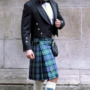 Kilt en laine à carreaux écossais pour homme avec veste noire et sporran, coupe classique pour adultes, vêtements européens - Product Image 1
