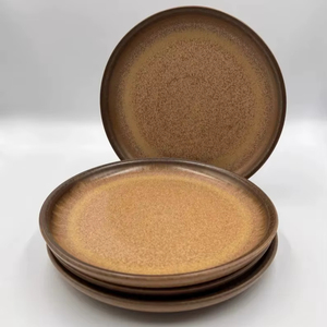 Service d'assiettes en céramique mate sable doré, bord brun terreux, surface résistante aux rayures, vaisselle durable pour les repas confortables - Product Image 1