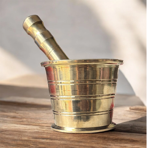 Ensemble mortier et pilon traditionnel en laiton poli avec des rainures horizontales pour le broyage des épices, disponible à prix de gros. - Product Image 1