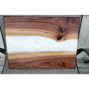 Planche à découper exclusive en bois d'acacia et résine de rivière, plateau de service en bois de luxe pour charcuterie et cuisine - Product Image 5