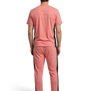 Conjunto Deportivo para Hombre en Color Rosa Coral con Bloques de Color, Camiseta Deportiva de Manga Corta y Pantalones - Product Image 2