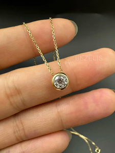 Collar con Colgante Solitario de Lujo en Oro Amarillo de 18K con Diamante Cultivado en Laboratorio de Corte Marquesa y Engaste de Bisel, con Certificación de Sustentabilidad - Product Image 4