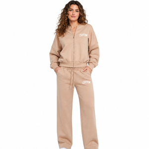 Ensemble de survêtement beige pour femme avec veste zippée et pantalon large, ensemble décontracté et confortable, style streetwear, fournisseur de vêtements personnalisés OEM - Product Image 1
