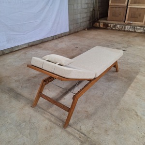 Tumbona Moderna de Madera de Teca para Exteriores con Reposacabezas Reclinable Ajustable - Product Image 1