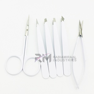 Pinzas para Cejas Clásicas Ligeras de Acero Inoxidable RMI May Top Ranking con Punta Inclinada Plateada y Recubrimiento en Polvo Blanco - Product Image 2