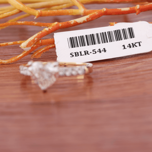 Bague de fiançailles en or 14 carats avec diamant de laboratoire en forme de cœur |   Bague pavée de diamants |   Bijoux fins de luxe - Product Image 3