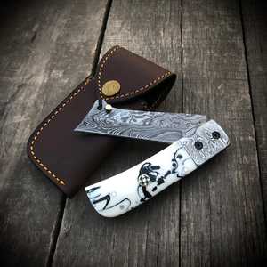 Cuchillo Plegable de Acero de Damasco SHARP POINT TRADES con Hoja Recta de 0.5mm de Grosor, Apertura con Perilla y Madera Artística - Product Image 1