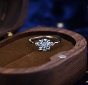 Anillo de Compromiso Clásico de una Sola Piedra con Diamante Moissanite de 1 Quilate en Plata de Ley, Diamante Moissanite de Corte Brillante de 1 Quilate - Product Image 1