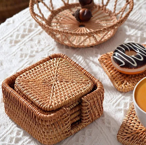 Sous-verres carrés en rotin faits à la main, style bohème, pour la décoration de table à bas prix - Product Image 1