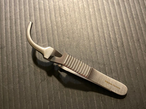 Pince Bulldog Debakey Moderne et Élégante, Neuve, Tendance Actuelle, Prix de Gros, Légère et Personnalisable - Product Image 3