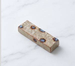 Reposacucharas de cerámica rectangular, soporte para palillos con esmalte beige y puntos azules para vajilla, uso doméstico y de cocina. - Product Image 1