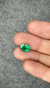 Émeraude naturelle certifiée GIA de 2,11 carats, provenant de la mine de Zambie, de forme coussin, vert vif, pierre précieuse en vrac pour bijoux de luxe sur mesure - Product Image 3