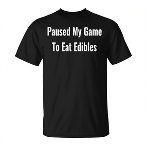 Camiseta con estampado de serigrafía de manga corta y cuello redondo para adultos, unisex, con la frase "Paused My Game To Eat Edibles" - Product Image 3