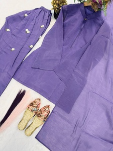 Conjunto de Kurta Morado para Mujer con Bordado Floral Blanco, Corte Holgado, Ropa Casual Tradicional India y Pakistaní - Product Image 4