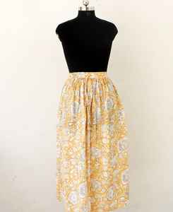 กระโปรงแม็กซี่ผ้าฝ้ายพิมพ์ลายดอกสีเหลือง แต่งผ้าซาตินหลายชั้น พร้อมงานปัก ขอบเอวยางยืด - Product Image 4
