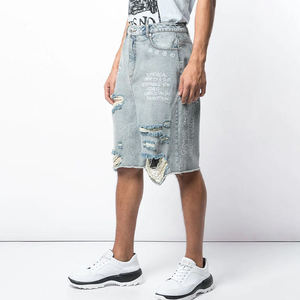Shorts de Mezclilla Deslavados con Estampado de Grafiti, Estilo Urbano de Pierna Ancha - Product Image 5