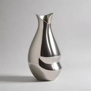 Vases à fleurs décoratifs chics en métal pour la décoration intérieure moderne - Product Image 2