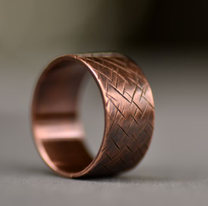 Anneau fermé en cuivre pur vintage, gravé à motif croisé linéaire, texture géométrique sculptée - Product Image 1