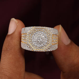 Anillo de Compromiso de Plata de Ley 925 con Baño de Rodio y Engaste Pavé, Moissanita Tallada, Estilo Lujoso, Anillo Bling Hip Hop Champion - Product Image 1