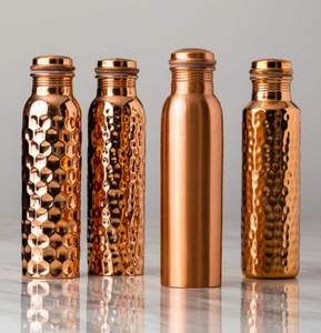 Coffret cadeau en cuivre de qualité supérieure comprenant une bouteille élégante et deux tasses dans une boîte doublée de satin, disponible à prix de gros. - Product Image 3