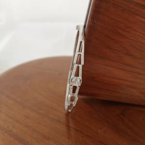 Brazalete Geométrico de Plata de Ley 925 Revalia con Eslabones de Diamantes, Acabado Plateado, Brazalete de Diseño Minimalista, Joyería Fina y Elegante - Product Image 3