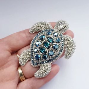 Broche artisanale haut de gamme brodée de perles, bijou artistique unique et portable - Product Image 3