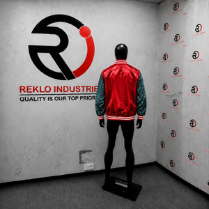 Chaqueta Varsity Personalizada en Satén Rojo Brillante y Verde Azulado Oscuro, Chaqueta Bomber Premium de Béisbol con Mangas en Contraste y Ribete a Rayas Rojo y Blanco - Product Image 4