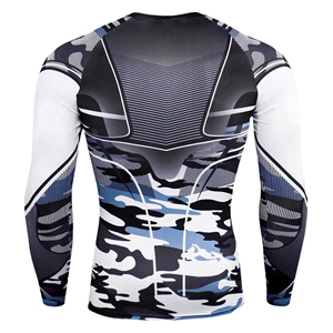 เสื้อแรชการ์ดผู้ชาย สีดำ-เขียว พิมพ์ลายด้วยเทคนิค Heat-Transfer ป้องกันรังสียูวี UPF50 แห้งเร็ว ผ้ายืดกระชับ แขนยาว ผลิตจากผ้าสแปนเด็กซ์และโพลีเอสเตอร์ - Product Image 3