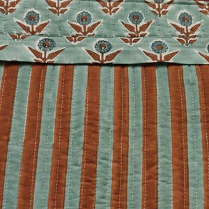 Sac à dos matelassé artisanal indien haut de gamme en coton, imprimé au bloc, multi-poches zippées, durable, doux et classique pour le bureau - Product Image 2