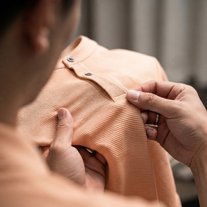 เสื้อโปโลผู้ชายคลาสสิก ผ้าฝ้ายระบายอากาศดี สวมใส่สบาย เหมาะสำหรับใส่ทำงานหรือเล่นกอล์ฟ ขายส่งจากโรงงาน รับสั่งพิมพ์ลาย เสื้อโปโลผู้ชายคุณภาพพรีเมียม - Product Image 4