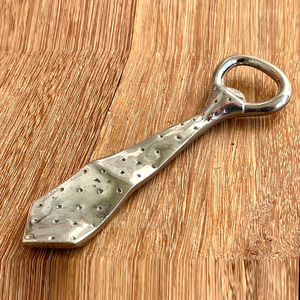 Abridor de botellas con forma de corbata metálica, acabado plateado pulido, textura de lunares, regalo creativo y novedoso para hombres, accesorio de bar. - Product Image 6