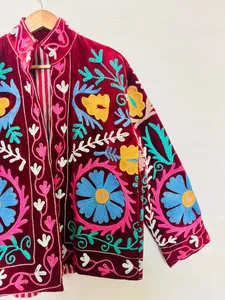Abrigo de Terciopelo Floral Suzani, Hecho a Mano, Bordado, Estilo Bohemio, Inspirado en lo Tradicional, Artesanal, Ecológico, para Invierno - Product Image 3