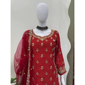 Ensemble haut-bas et dupatta à imprimé floral fait main, en organza brodé avec des travaux de fils et de sequins, pour les occasions de fête - Product Image 2