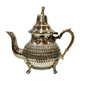 Théière en laiton artisanale de luxe avec texture martelée et finition polie, bouilloire à thé en métal décorative pour une décoration intérieure élégante - Product Image 1