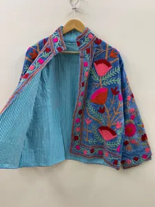 Chaqueta de terciopelo azul real de lujo para mujer, bordada a mano con estilo floral tradicional, estilo bolero abierto para invierno. - Product Image 3